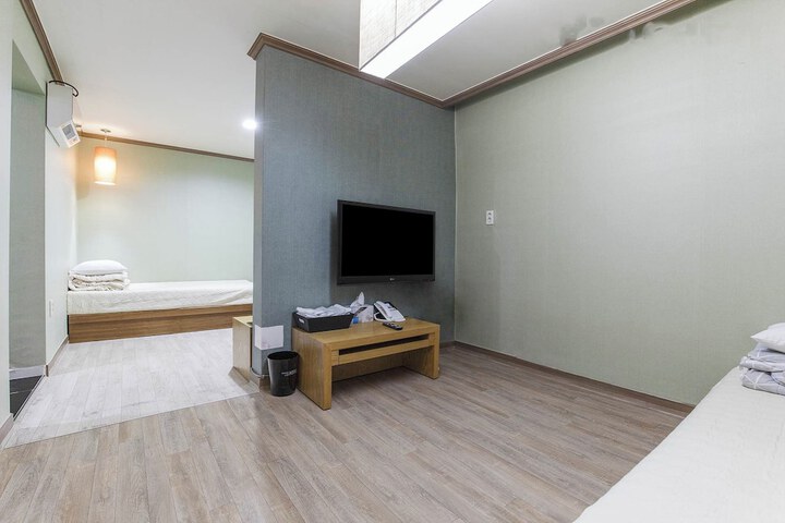 Room 43 of 82