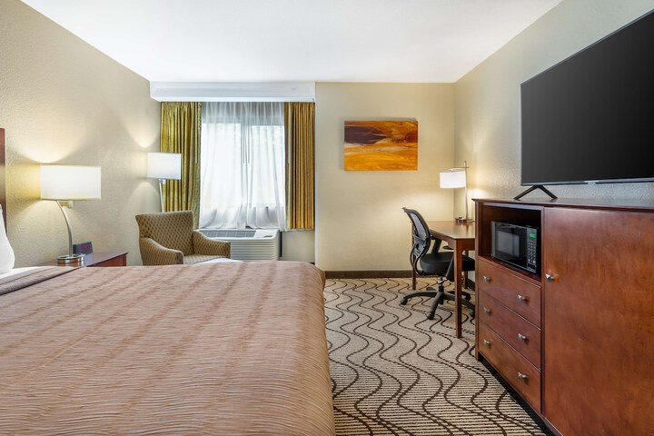 1 King Bed Microwave and Refrigerator WiFi Full Breakfast (6 of 12)