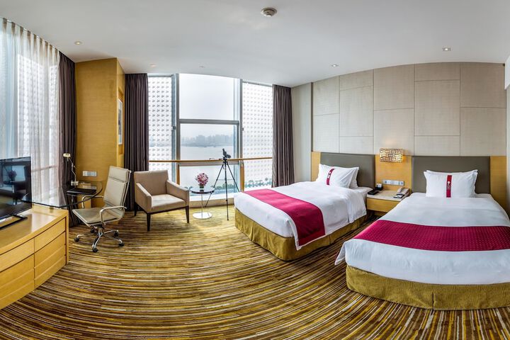 Room 4 of 117