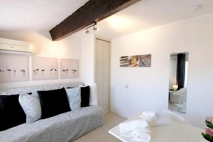 Room 2 of 10