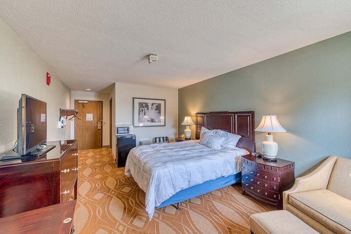 1 Queen Bed (9 of 15)