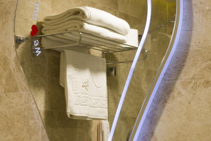 Room 25 of 40