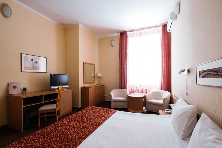 Room 8 of 33