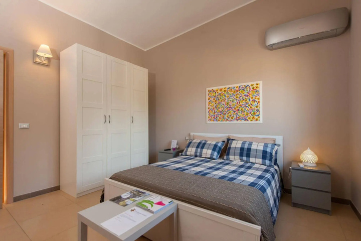 Room 4 of 16