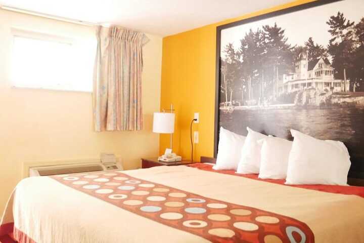 1 King Bed (2 of 6)
