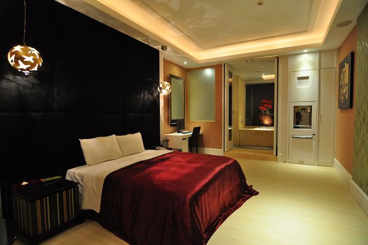 Room 3 of 20