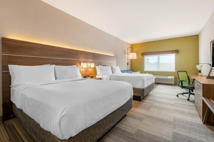 2 Queen Beds (18 of 20)