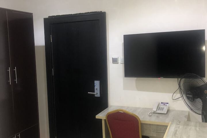 Room 6 of 27