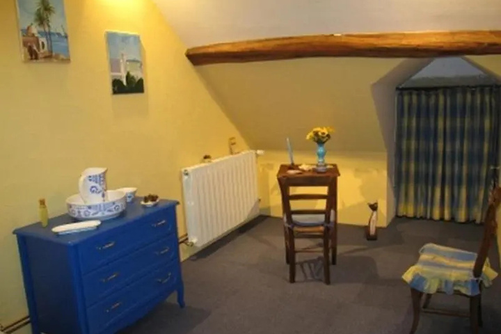 Room 2 of 8