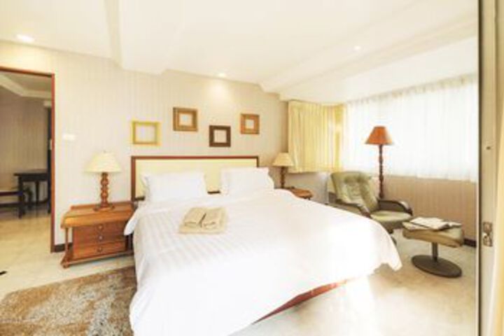 Room 6 of 11