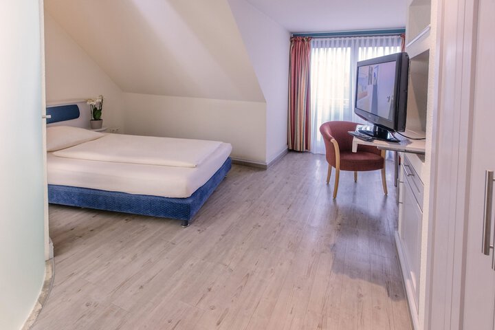 Room 10 of 37
