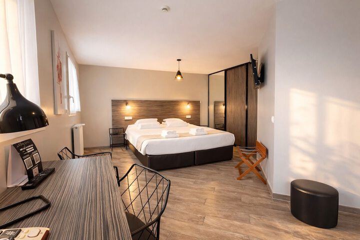 Room 8 of 28