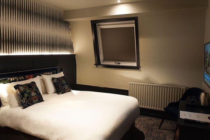 Room 8 of 99