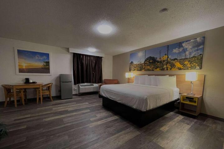 1 King Bed (2 of 11)