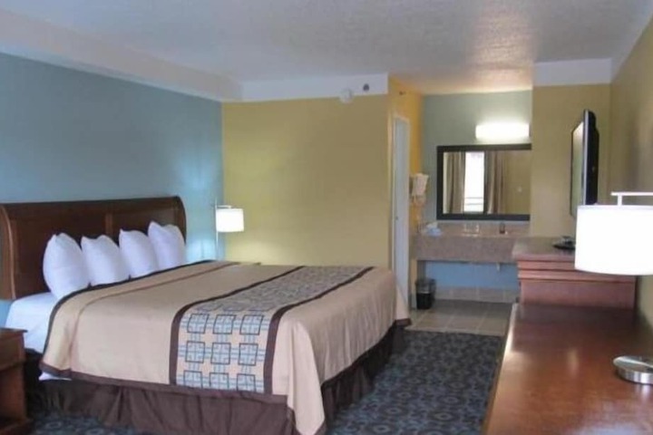 Room 6 of 17