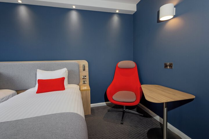 Room 11 of 32