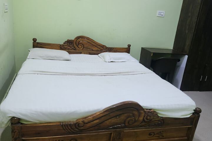 Room 4 of 20