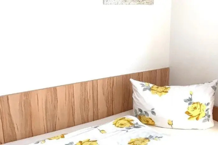 Room 4 of 18