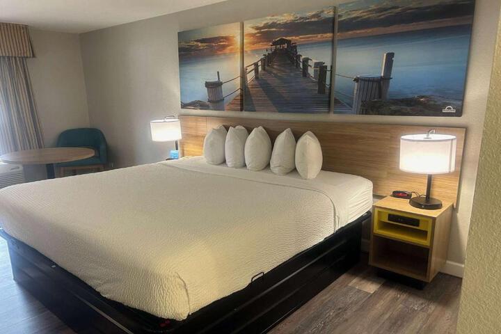 1 King Bed (16 of 23)