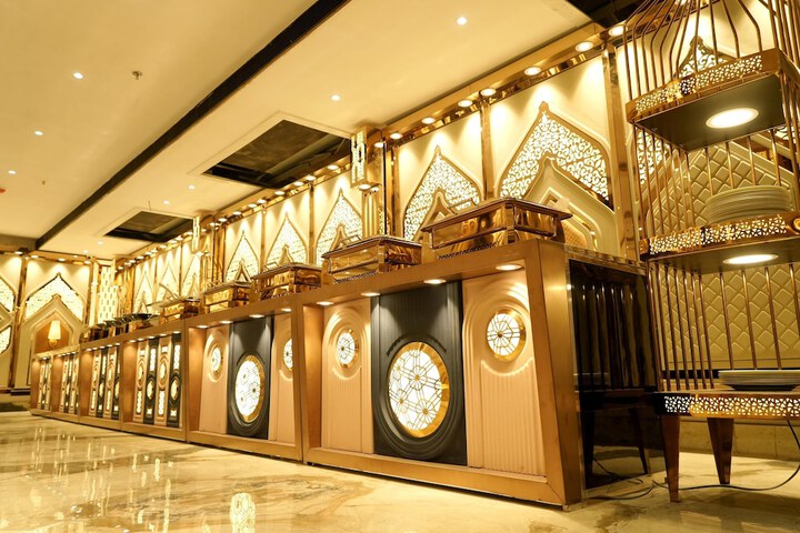 Ballroom/Hall 16 of 17