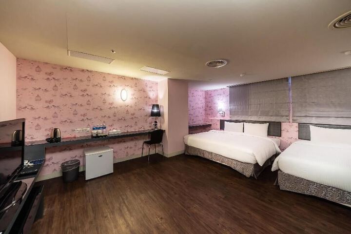 Room 3 of 40