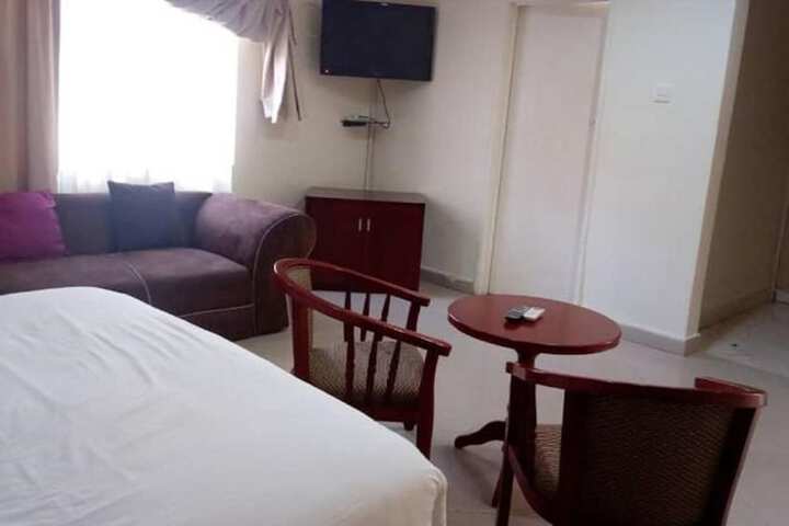 Room 6 of 33