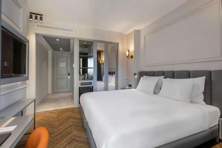 Room 44 of 126