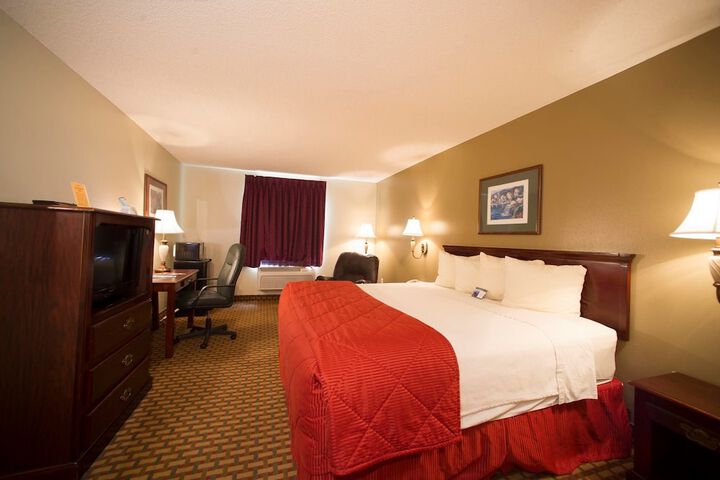 1 King Bed (4 of 5)
