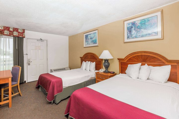 2 Double Beds (8 of 12)