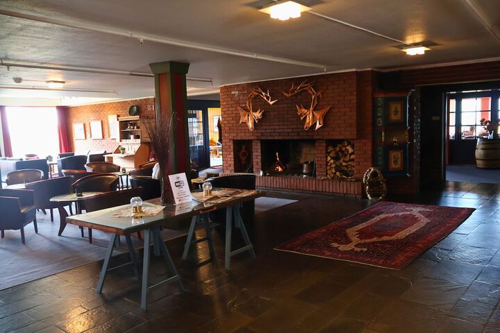 Lobby lounge