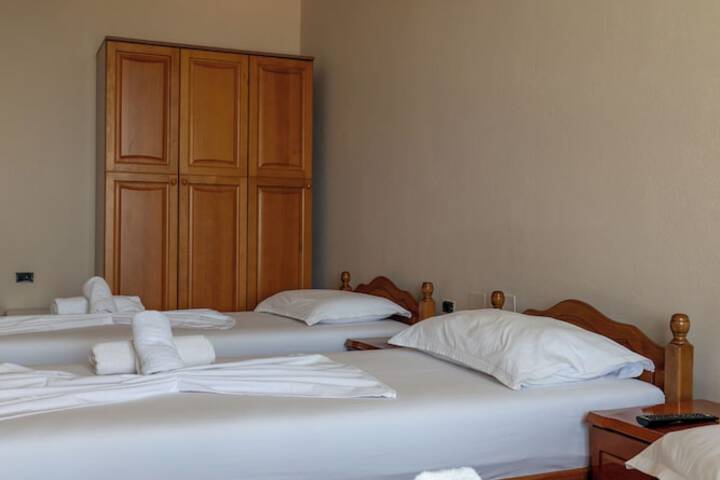 Room 3 of 178