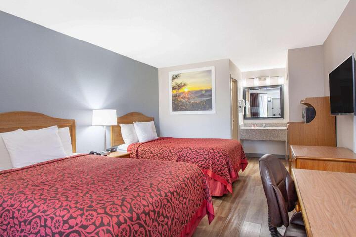 2 Double Beds (6 of 8)