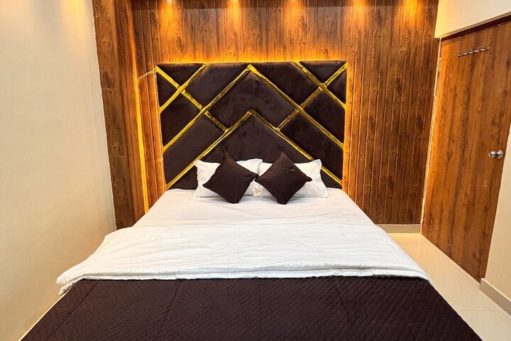 Room 10 of 29