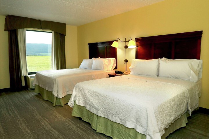 2 Queen Beds with Activity Desk (13 of 19)