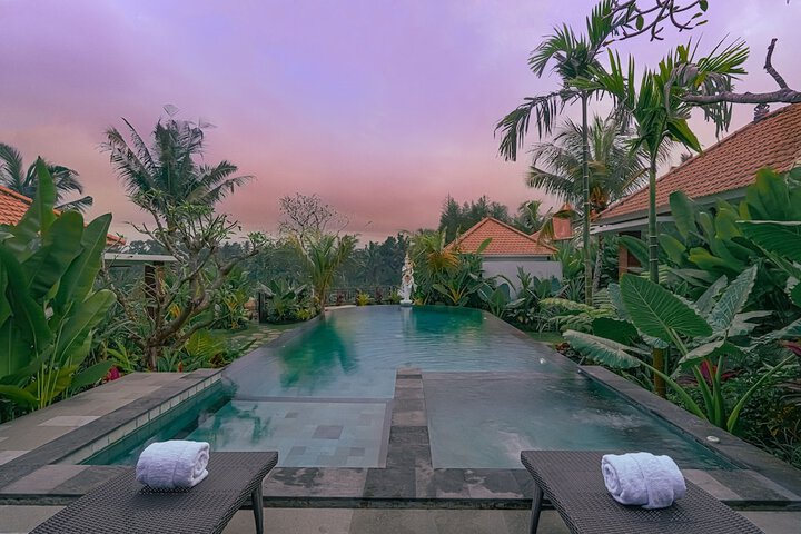Pool 21 of 28