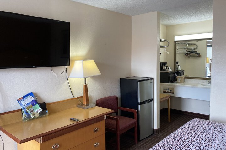 1 Queen Bed (8 of 20)