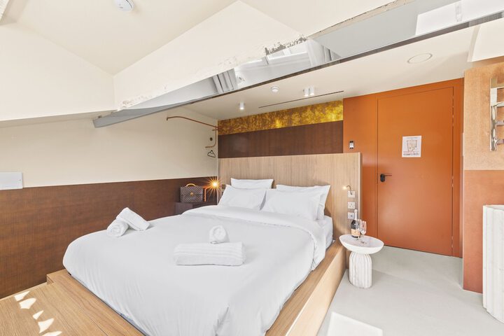 Room 28 of 102
