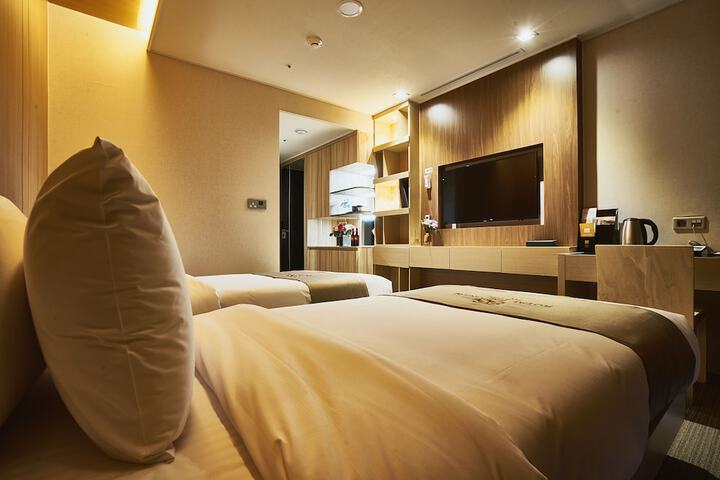 Room 8 of 95