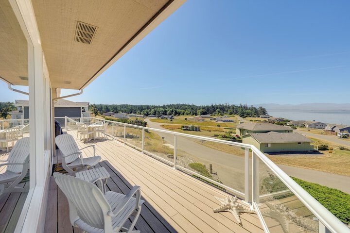 Stunning Home in Coupeville w / Deck + Beach Access