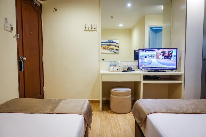 Room 4 of 16