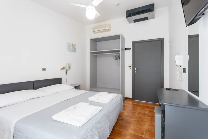 Room 7 of 8