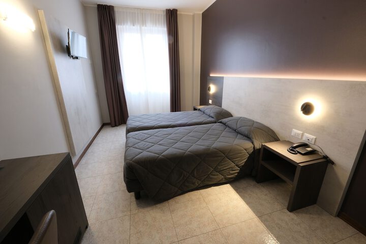 Room 5 of 27