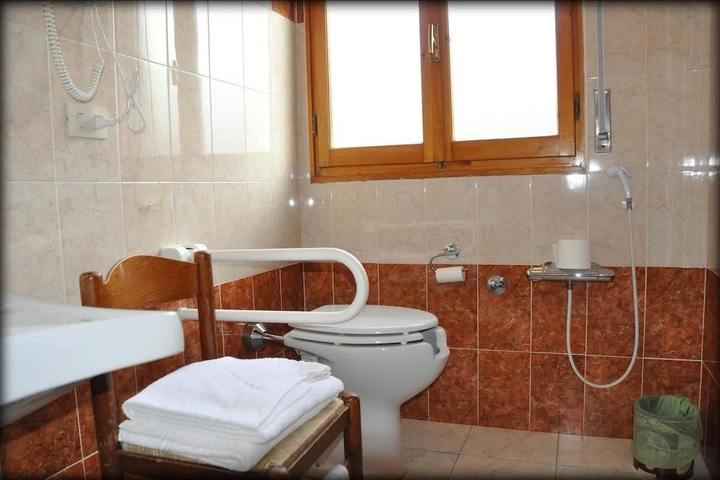 Room 6 of 15