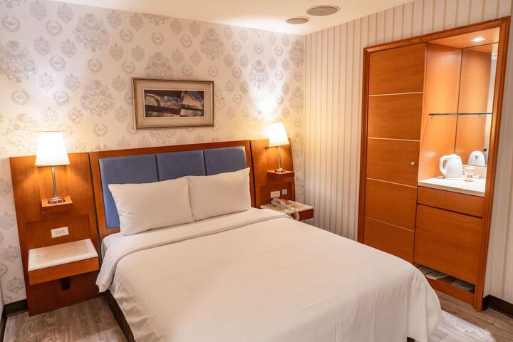 Room 16 of 38