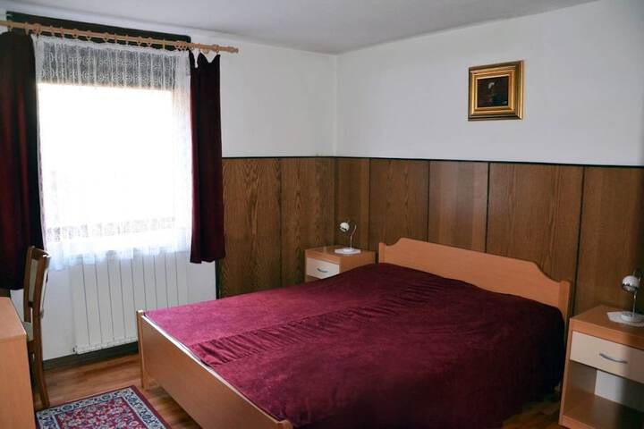 Room 4 of 28