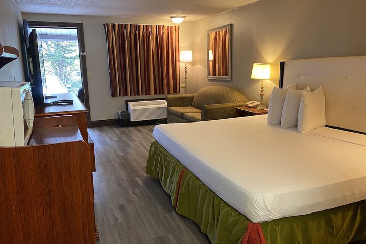 1 King Bed Deluxe Room (4 of 11)