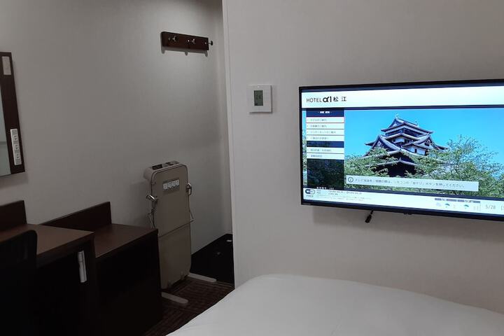 Room 5 of 8