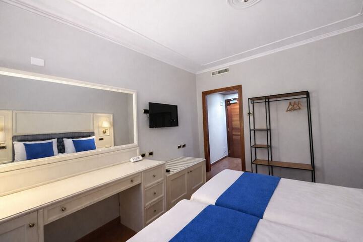 Room 12 of 25