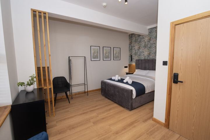 Room 2 of 33