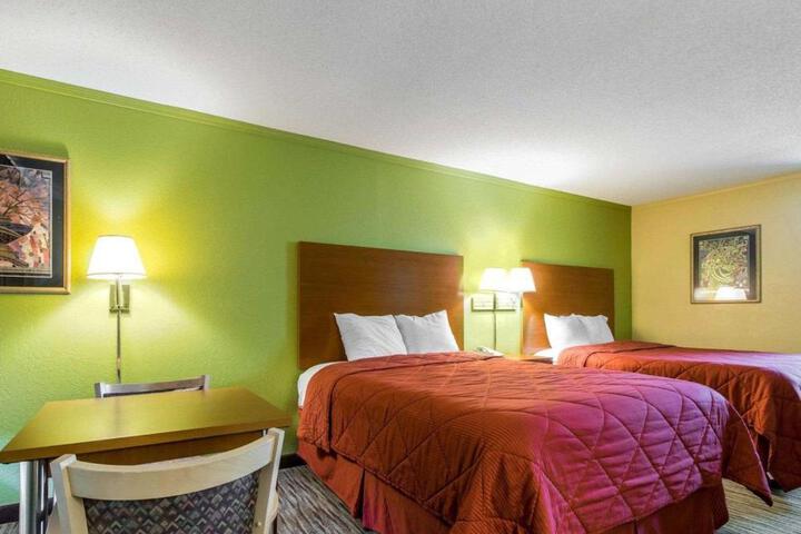 2 Queen Beds (1 of 13)